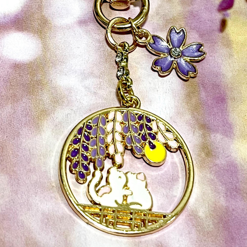 人気❤︎【送料無料】♡ 仲良しにゃんこと藤の花のキーホルダー♡紫の