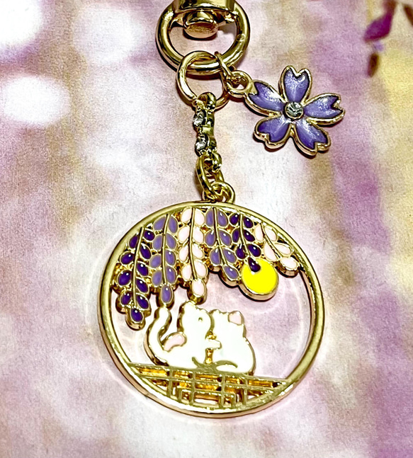 人気❤︎【送料無料】♡ 仲良しにゃんこと藤の花のキーホルダー♡紫のお花チャーム付き 3枚目の画像
