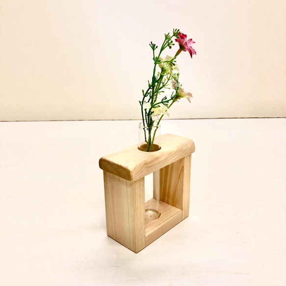 木で作った一輪挿し ヒノキ、皮付き 一輪挿し・花瓶・花器 ちいろば