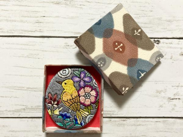 手刺繍オリジナルブローチ＊花園の小鳥 2枚目の画像