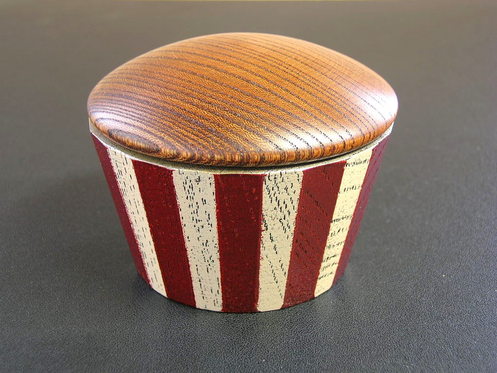 小さな蓋物”マフィン”／24角・濃赤白ストライプ