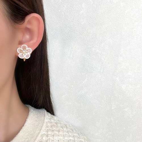 梅の花[白]ピアス/イヤリング (受注生産/オーガンジー刺繍