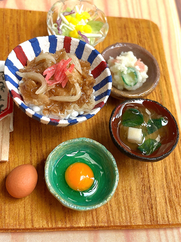 【ミニチュアフード】いつもよりちょっと贅沢な牛丼定食A【生卵おかわり付き】 5枚目の画像