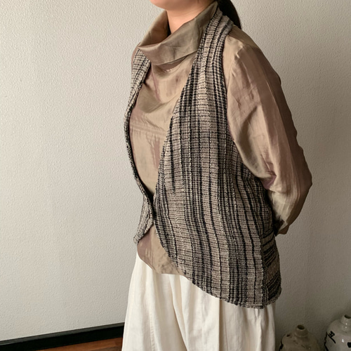 手織り綿ベスティー 前身頃はベスト、後ろ身頃はエプロン