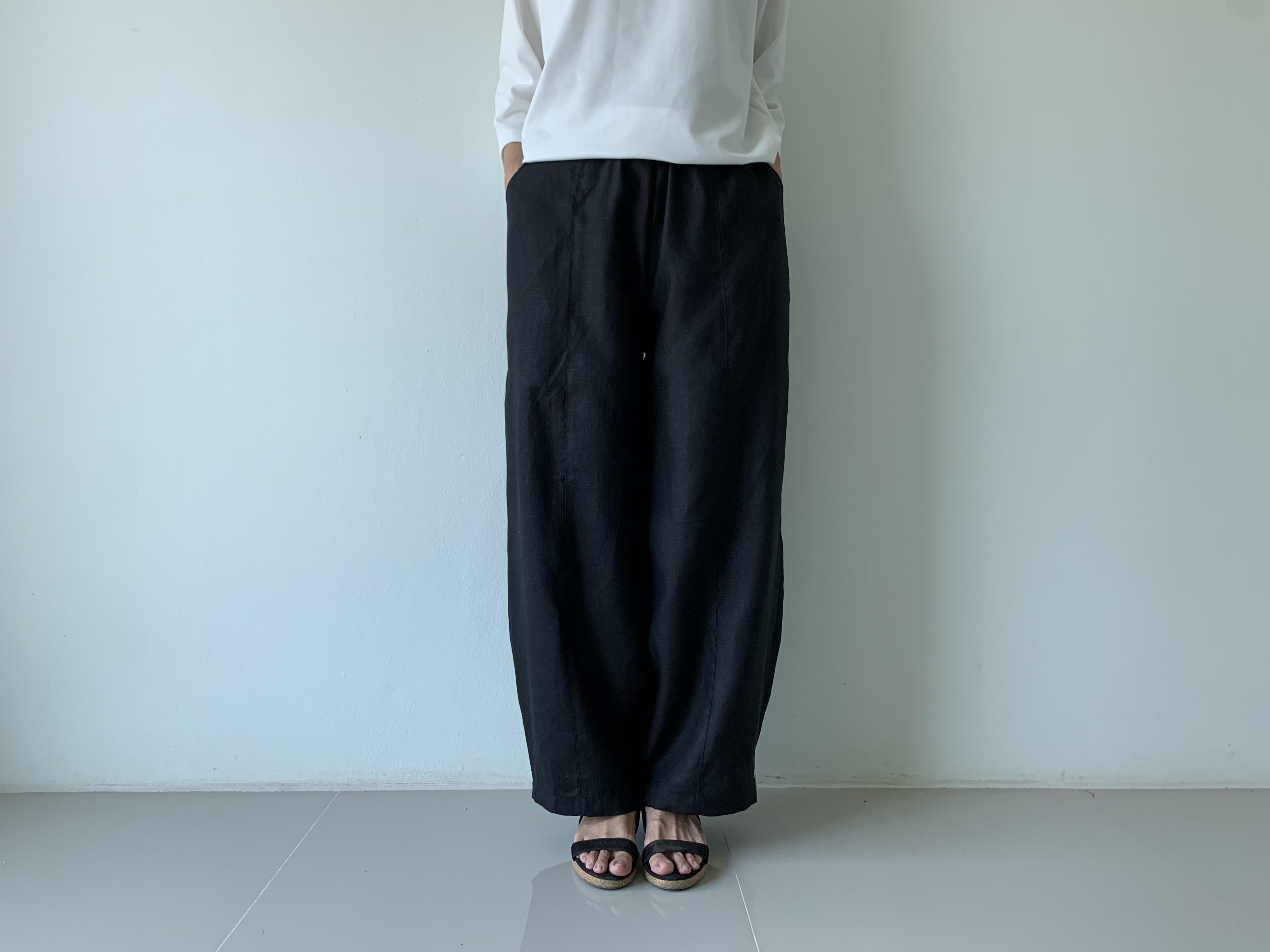 ゆったりなのに、スッキリ見せ。美しい立体シルエットが叶う、ゆったり切り替えリネンロングパンツ　黒色