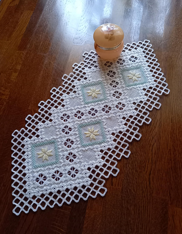★20％OFF★ハーダンガー刺繍（ハンドメイド）テーブルクロス 40x110cm 受注制作】北欧ハーダンガー刺繍 テーブルセンターミニ ホワイト