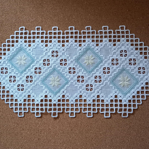 受注制作】北欧ハーダンガー刺繍 テーブルセンターミニ ホワイト