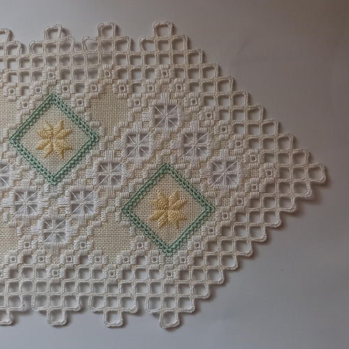 受注制作】北欧ハーダンガー刺繍 テーブルセンターミニ ホワイト