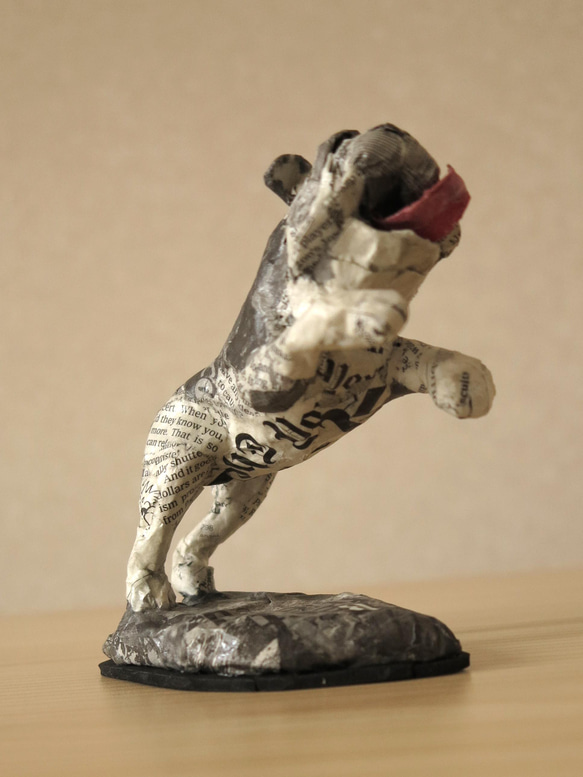 Jumping Bulldog Paper Mache sculpture 4枚目の画像