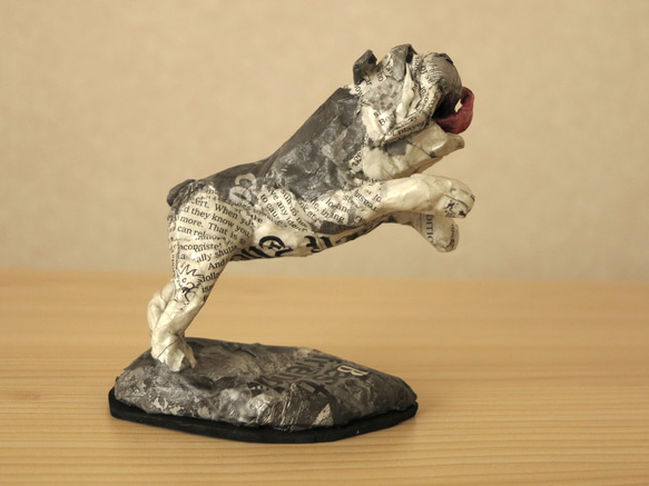 Jumping Bulldog Paper Mache sculpture 2枚目の画像