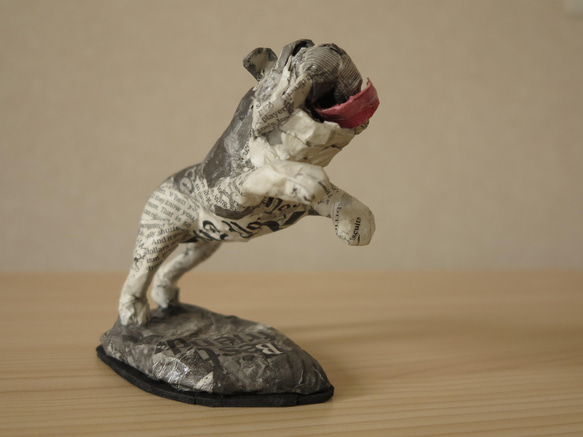 Jumping Bulldog Paper Mache sculpture 8枚目の画像