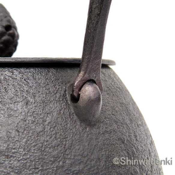 南部鉄器 虎山作 鉄瓶 松の実1.2L 内面素焼き・酸化被膜仕上 伝統的工芸品 ハンドメイド 9枚目の画像