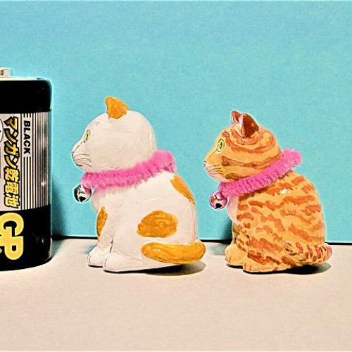 黄土色と白の猫と茶トラ猫（小）置物＃134（樹脂粘土と新聞紙