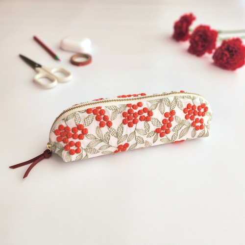 ギフトに//ぷくまる刺繍のメガネケース*ペンケース|オフホワイト