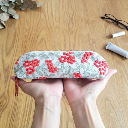 ギフトに//ぷくまる刺繍のメガネケース*ペンケース|オフホワイト
