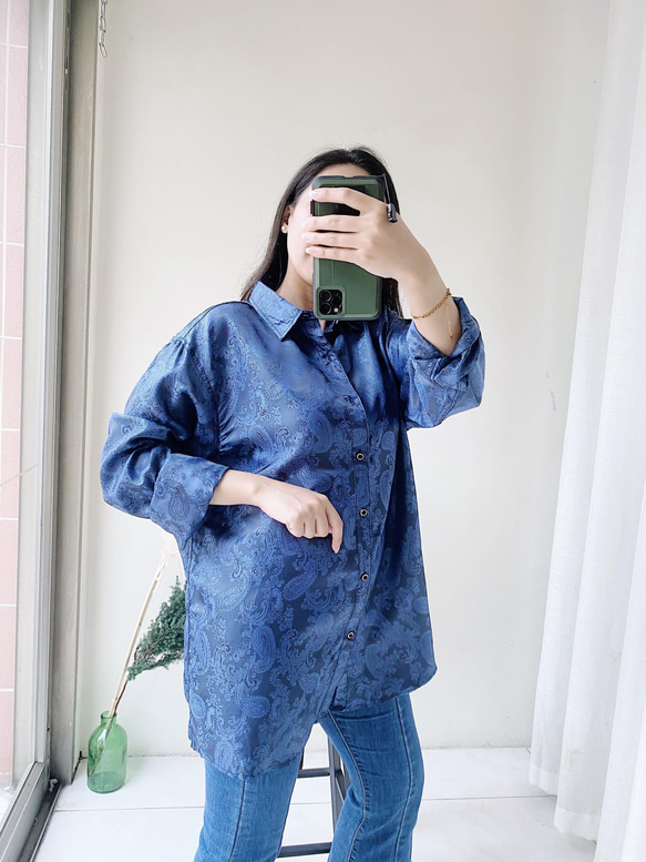 湖海藍極美滿版刺繡 古著亮面滑布襯衫上衣 vintage Shirt 第8張的照片