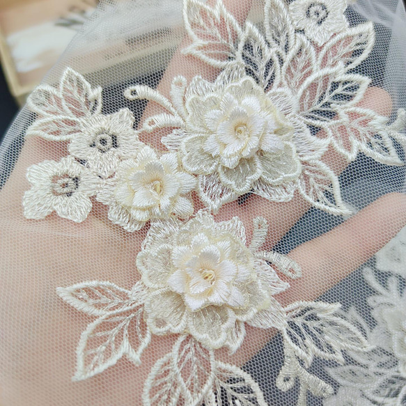 品番YZ1144bj ベージュ 生地 モチーフ  ドレス 刺繍 金糸 2枚 3枚目の画像