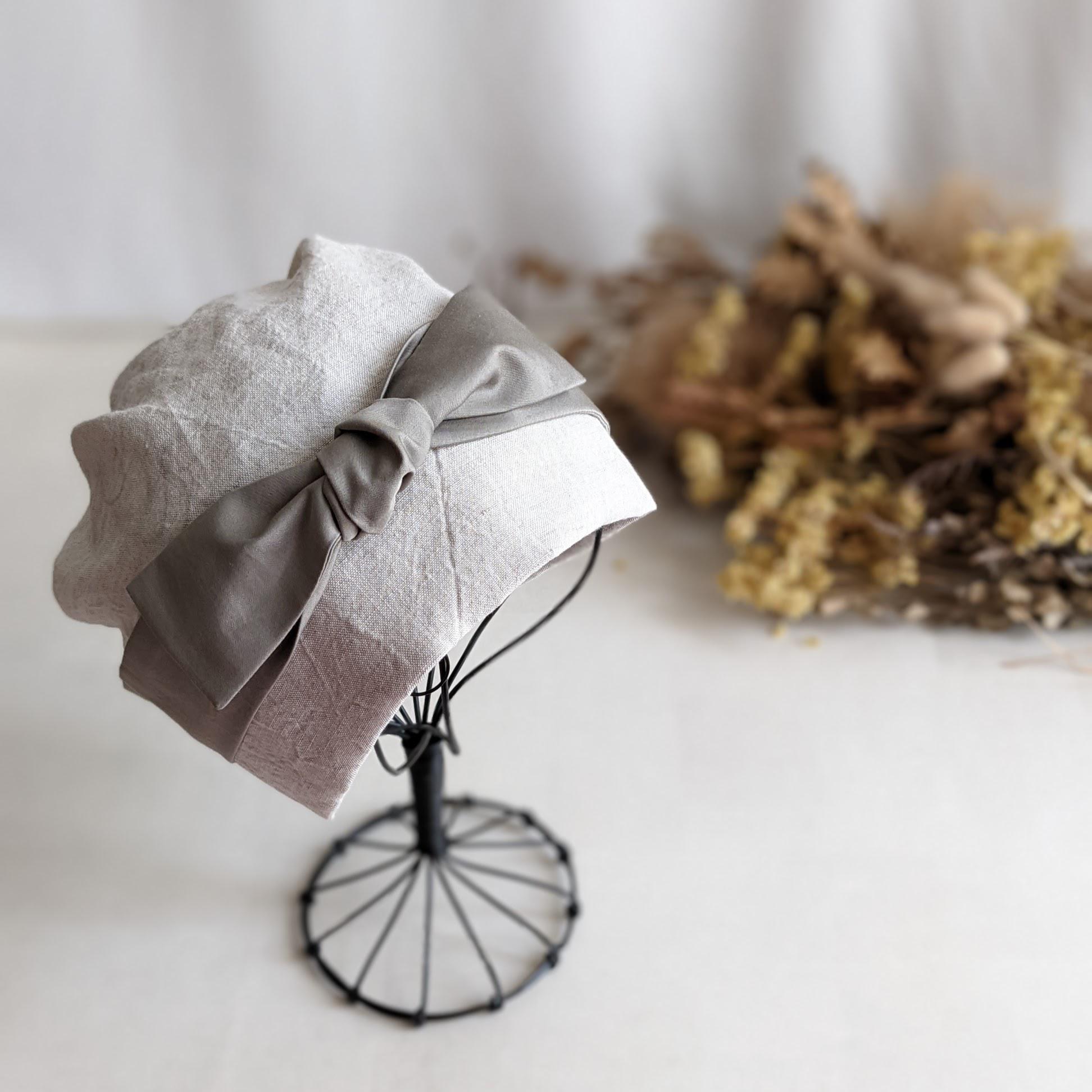 リネンが軽くて心地いいい　リボンおしゃれキャップ（キナリ×グレージュ）