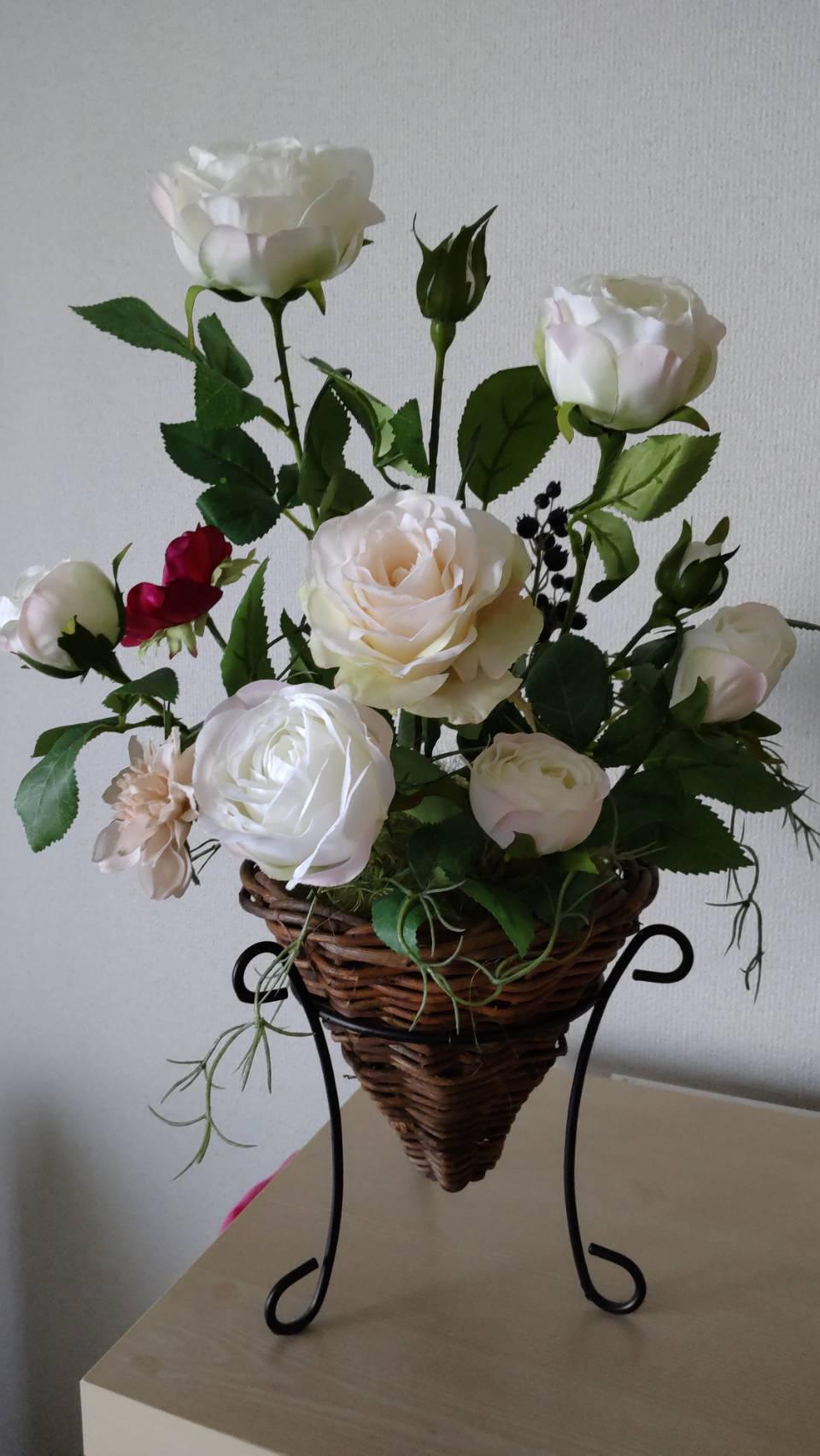 いつまでも枯れない愛を込めて！生き生きバラの贈り物