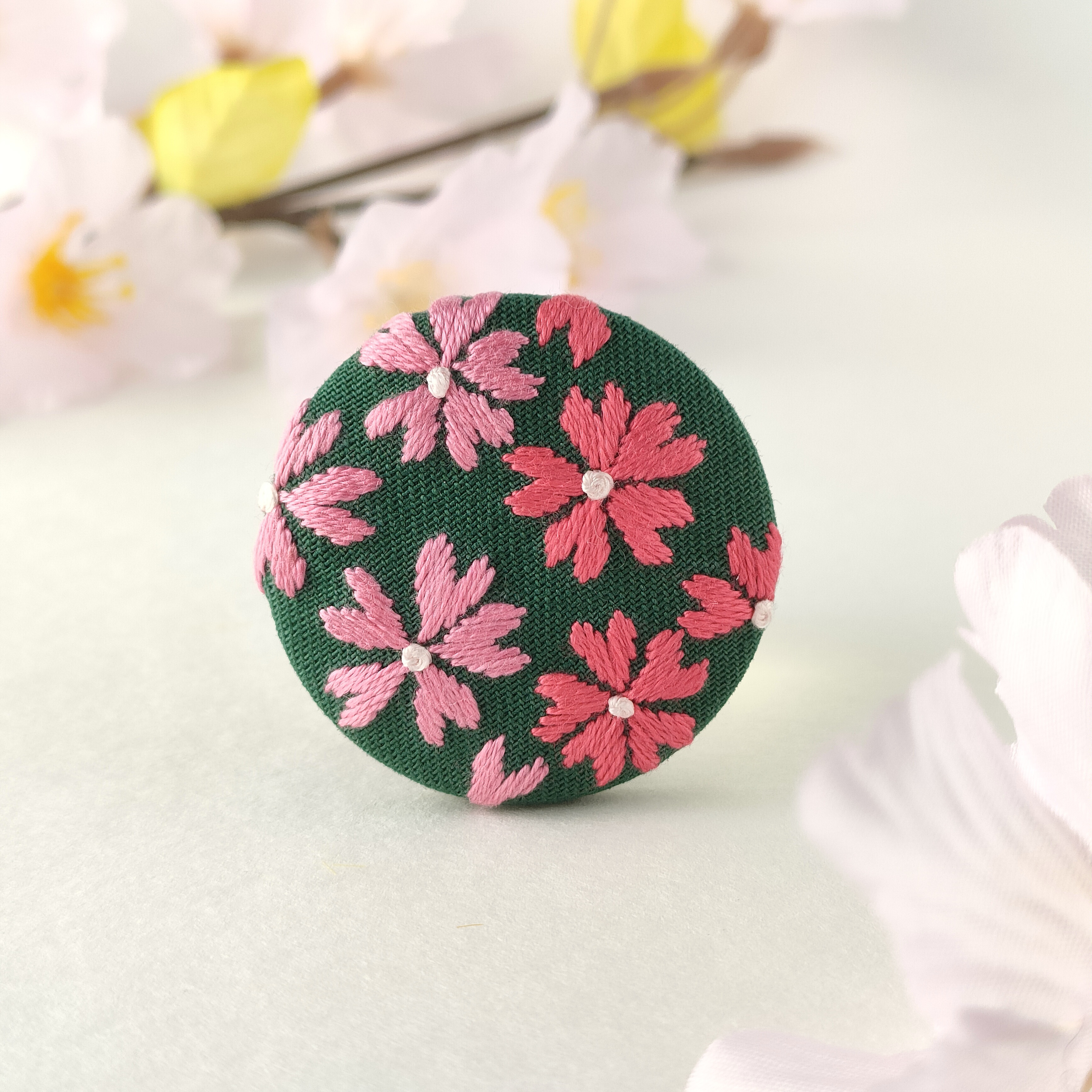 手刺繍☆くるみボタンブローチ☆桜 (たんぽぽ くるみボタン 手刺繍☆くるみボタンブローチ☆桜 (たんぽぽ くるみボタン