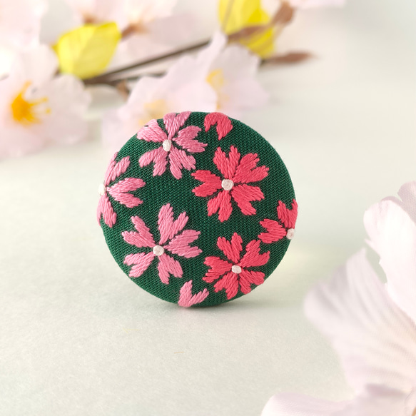 【専用】ハンドメイド　刺繍ブローチ　ヘアゴム くるみボタン③③ハンドメイド刺繍ブローチヘアゴム ブローチ
