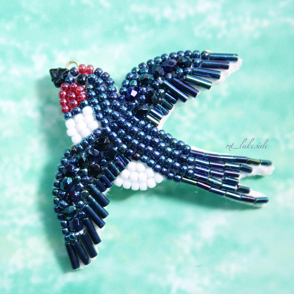 ビーズ刺繍のツバメのブローチ(2way) ブローチ みずうみのほとり