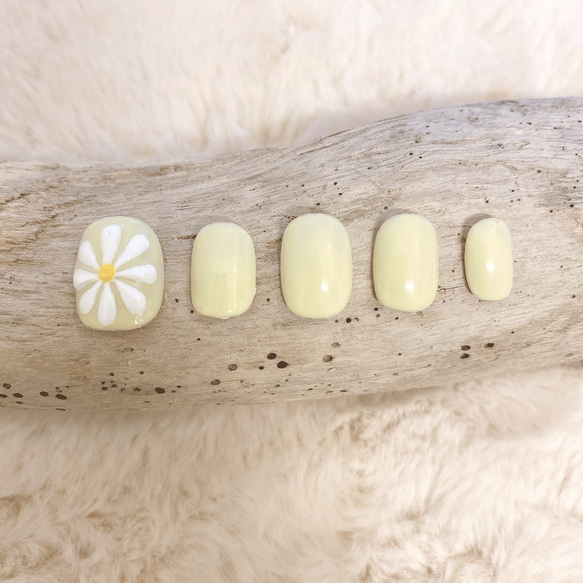 ベリーショートネイル パステルイエロー 花柄 立体 ぷっくり 3D マーガレット 菊 短い爪 小さい爪 1枚目の画像