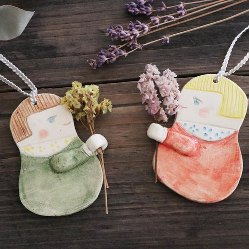 陶器 お花を持つ女の子の壁飾り red 一点もの タペストリー・壁掛け