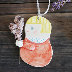 陶器 お花を持つ女の子の壁飾り red 一点もの タペストリー・壁掛け