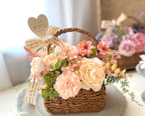 摘みたての花束のようなナチュラルバスケットアレンジ｜退職祝い・母の日ギフトに 母の日】母の日限定アレンジメント（取っ手付きバスケット入り