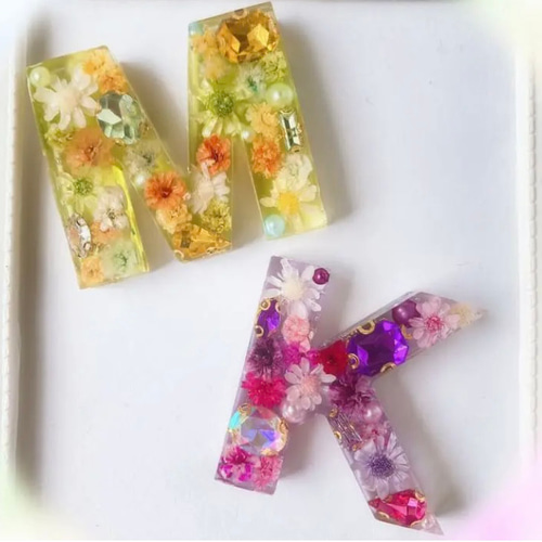 受注制作》押し花×ビジュー 世界にひとつだけのイニシャルキーホルダー