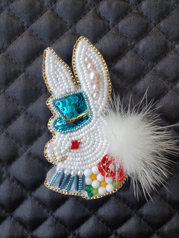 うさこ ビーズ 刺繍ブローチ ハンドメイドアクセサリー ビーズ刺繍のブローチ☆うさぎ | iichi 日々の暮らしを心地よく