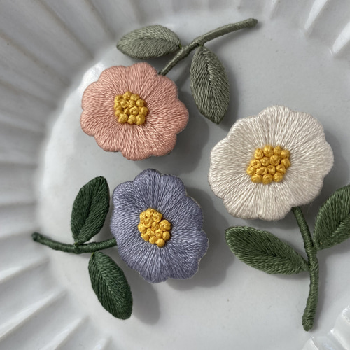刺繍ブローチ moko 〖 white 〗 ブローチ tonari ayumi works 通販