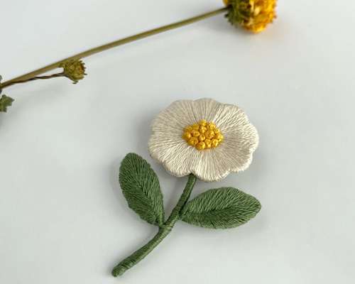 刺繍ブローチ moko 〖 white 〗 ブローチ tonari ayumi works 通販