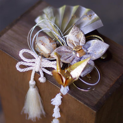 【純金箔K24使用！本物志向の方へ】結婚式　和婚　髪飾り　つまみ細工　扇と鶴のモダン和細工飾り 1枚目の画像