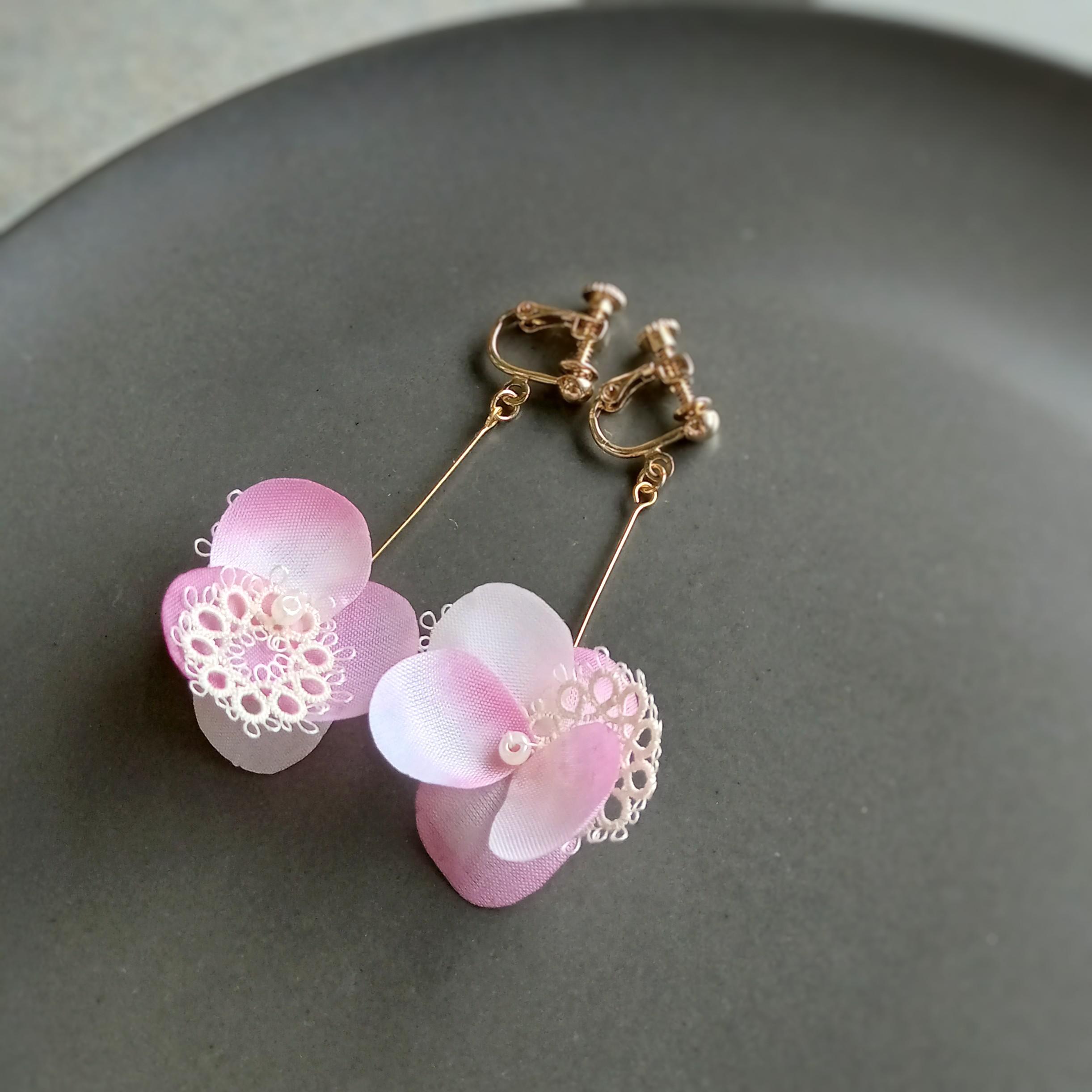 【紫陽花ハンドメイド2023】花びらとレースのイヤリング・ピンク・ピアス変更可／グラデーション 花のピアス