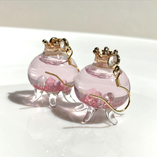 クラゲのガラスドームピアス ピンク ピアス（フック・チェーン