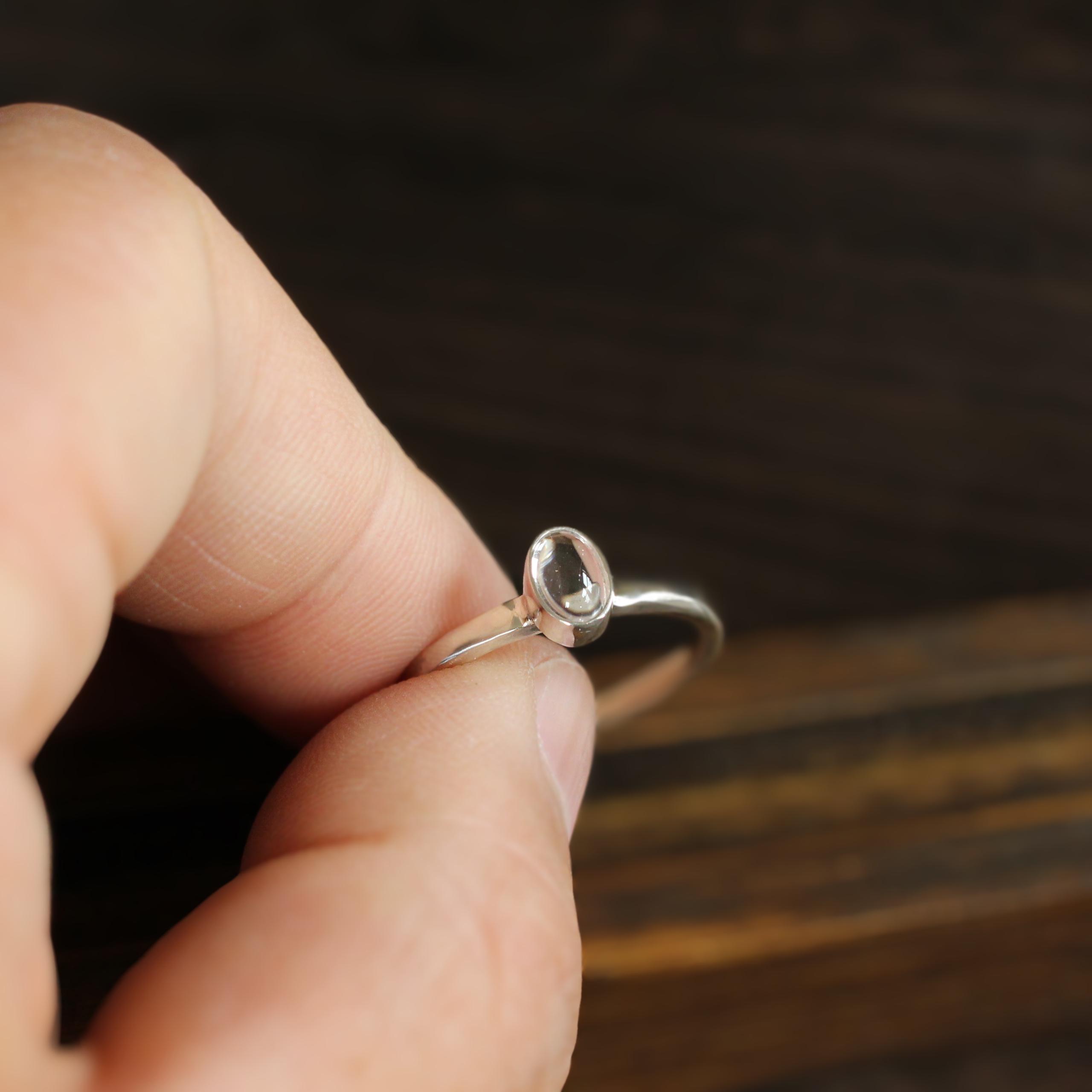 【水晶の指輪】オーバルカボション 重ね付けも楽しめるシンプルシルバーリング