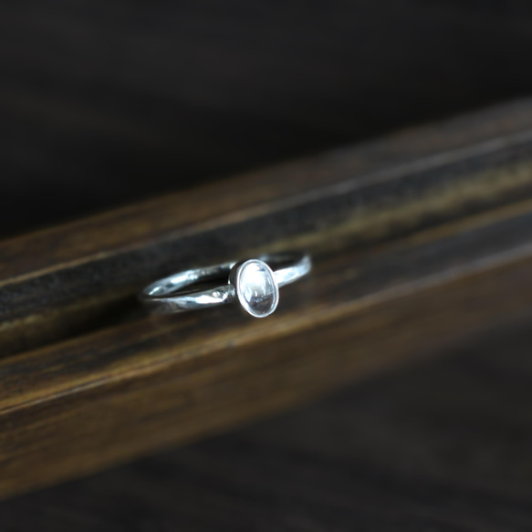 【水晶の指輪】オーバルカボション 重ね付けも楽しめるシンプルシルバーリング 2枚目の画像
