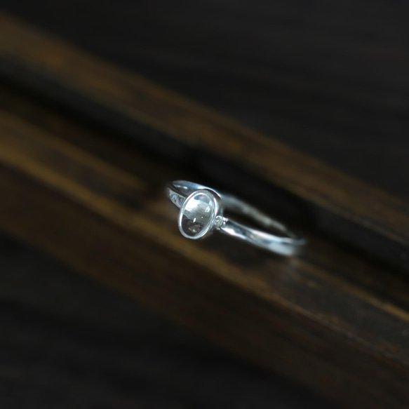 【水晶の指輪】オーバルカボション 重ね付けも楽しめるシンプルシルバーリング 4枚目の画像