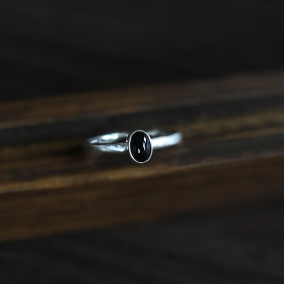 【オニキスの指輪】オーバルカボション 重ね付けも楽しめるシンプルシルバーリング 3枚目の画像