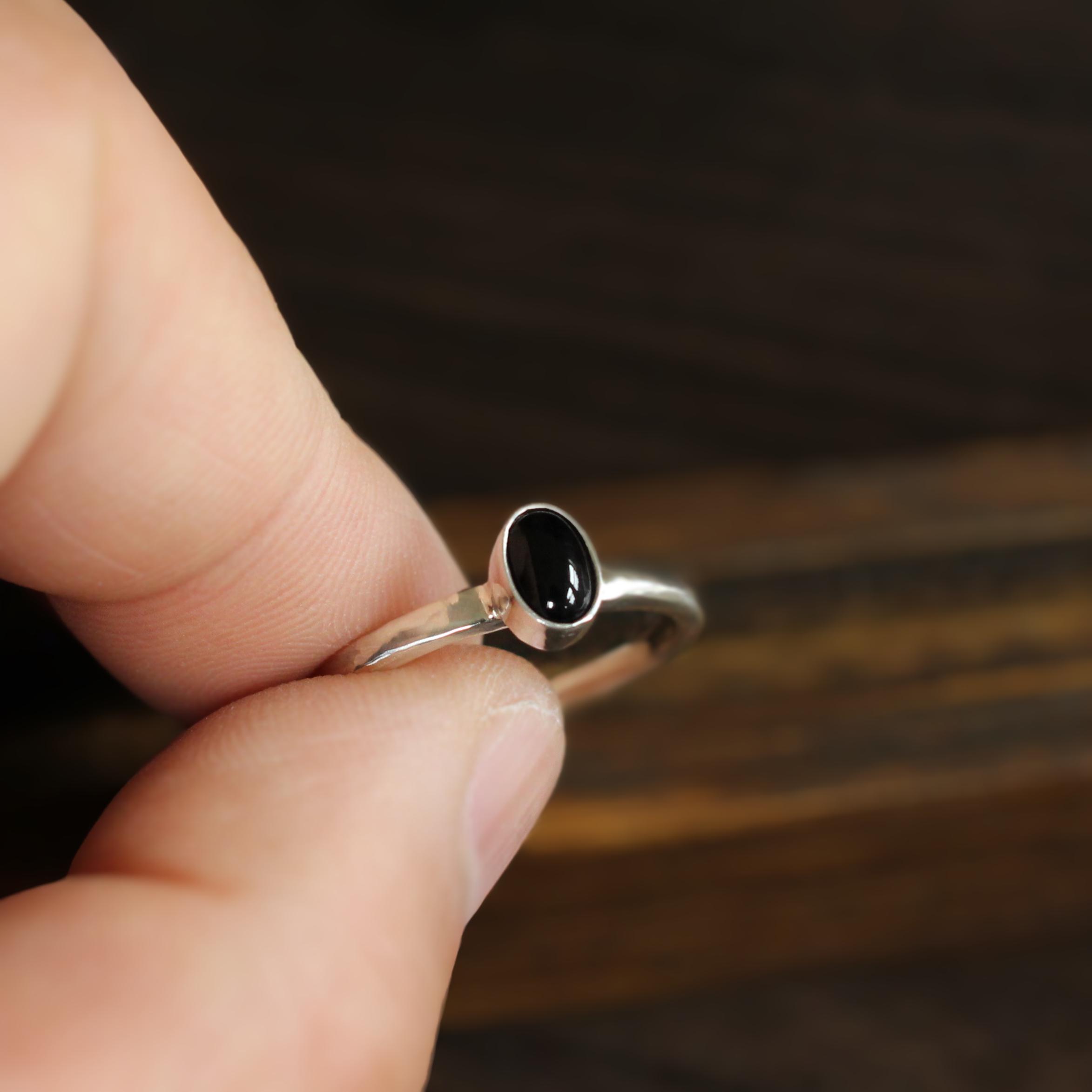 【オニキスの指輪】オーバルカボション 重ね付けも楽しめるシンプルシルバーリング