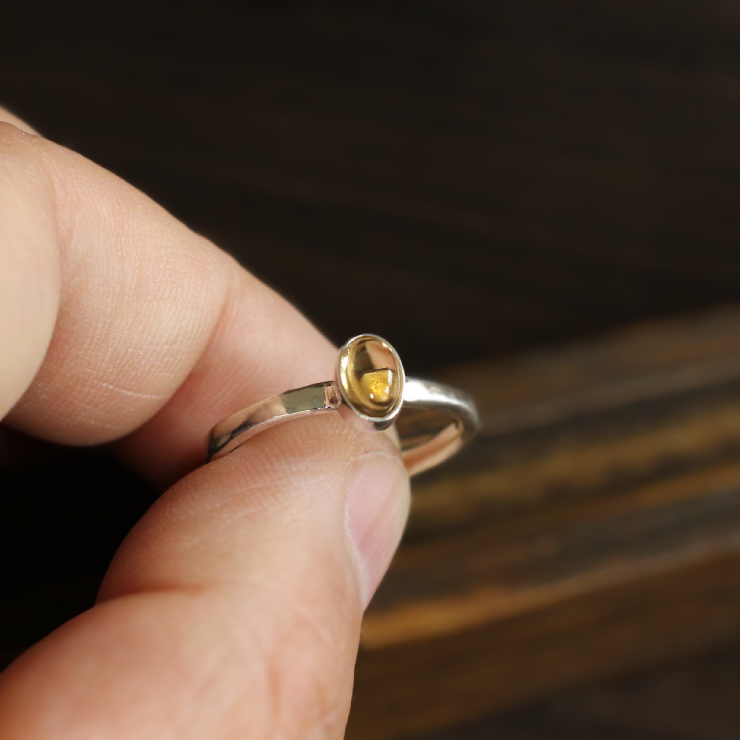 【シトリンの指輪】オーバルカボション 重ね付けも楽しめるシンプルシルバーリング