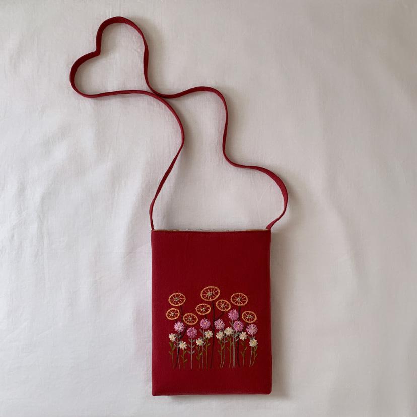 【サコッシュ】綿麻･草花手刺繍 /スモークベリー【くが屋】