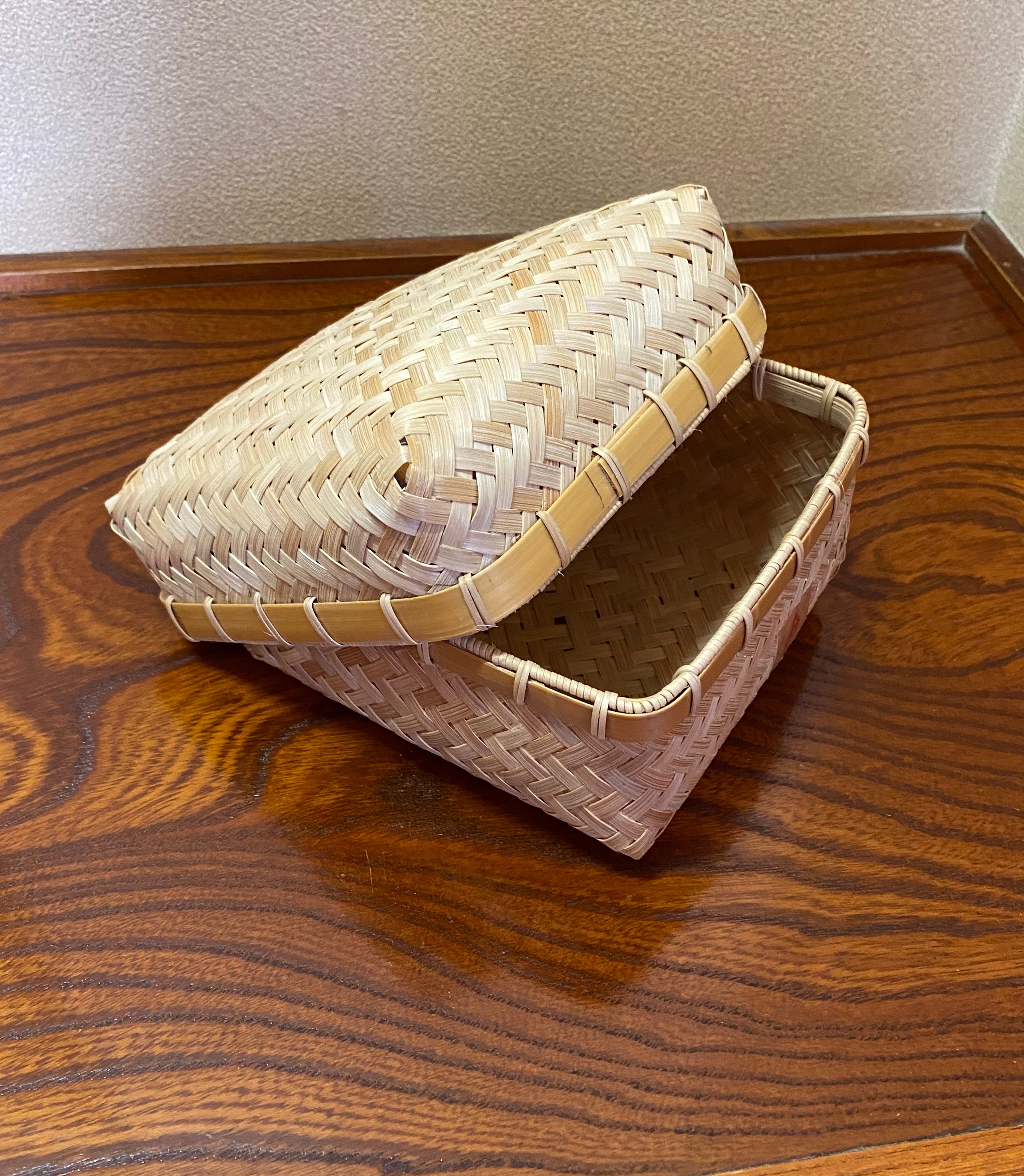 可愛らしい形の竹製お弁当箱　ランチボックス(正方形・小) 2種