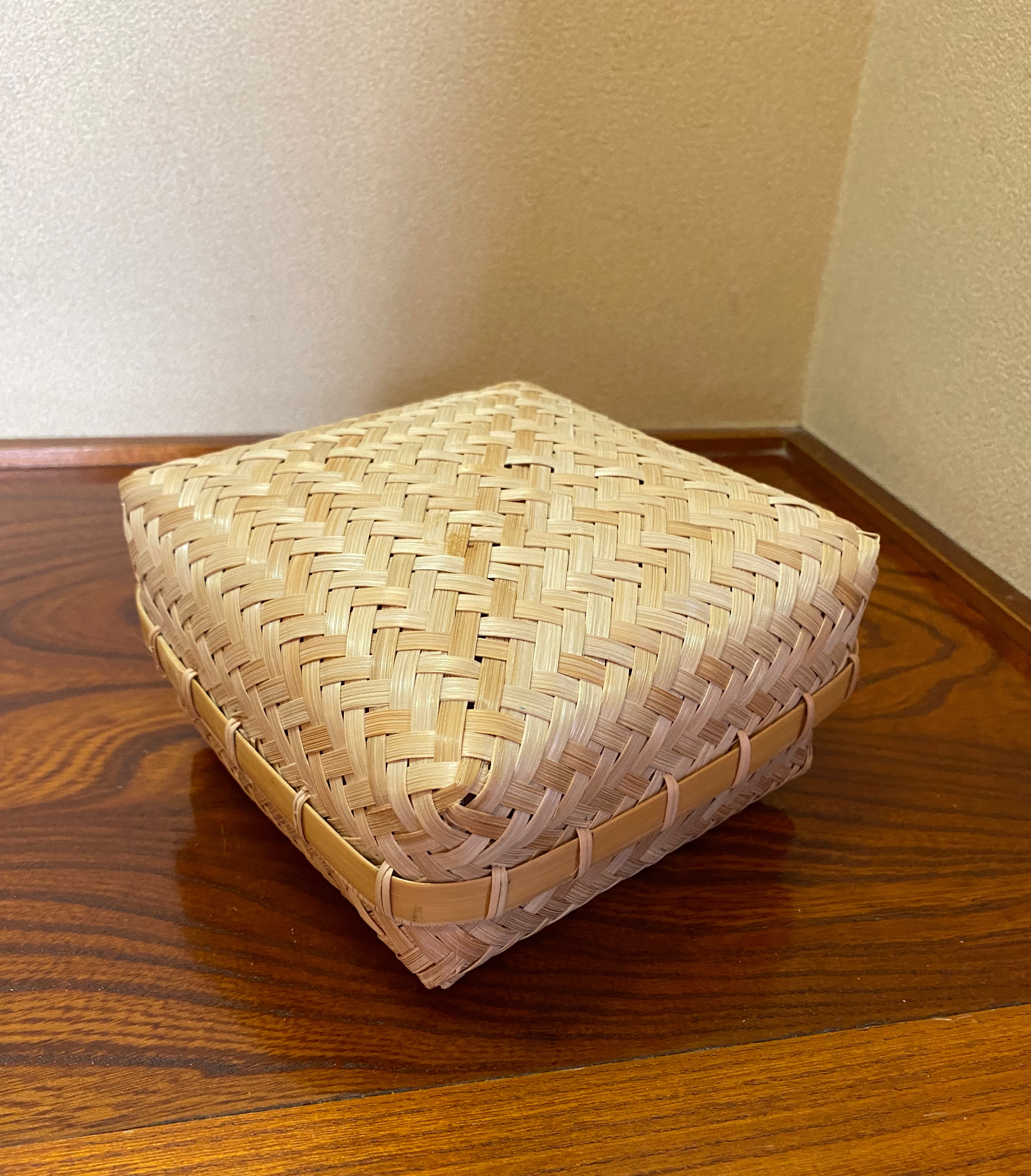 可愛らしい形の竹製お弁当箱　ランチボックス(正方形・小) 2種