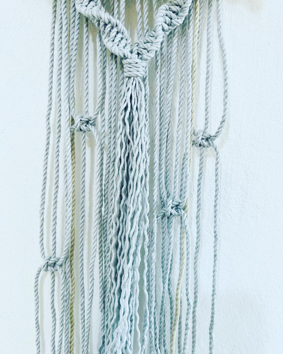 クリクリ羊毛とミストグレーマクラメのハンギングⅡ 5枚目の画像