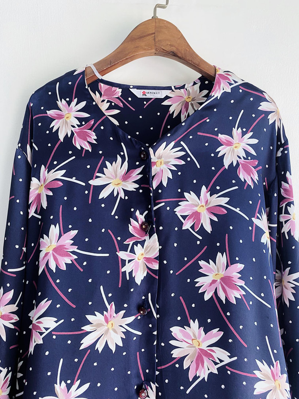 深藍浪漫花卉日式優雅少女 古著亮滑布面襯衫上衣 vintage Shirt 第10張的照片