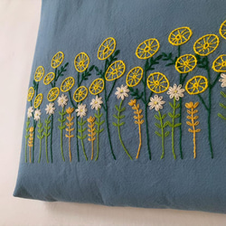 【ハンドバッグ】草花手刺繍･綿麻ハンドバッグ･ニュアンスブルー色【くが屋】 5枚目の画像