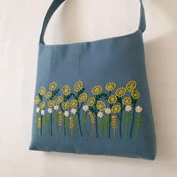 【ハンドバッグ】草花手刺繍･綿麻ハンドバッグ･ニュアンスブルー色【くが屋】 3枚目の画像